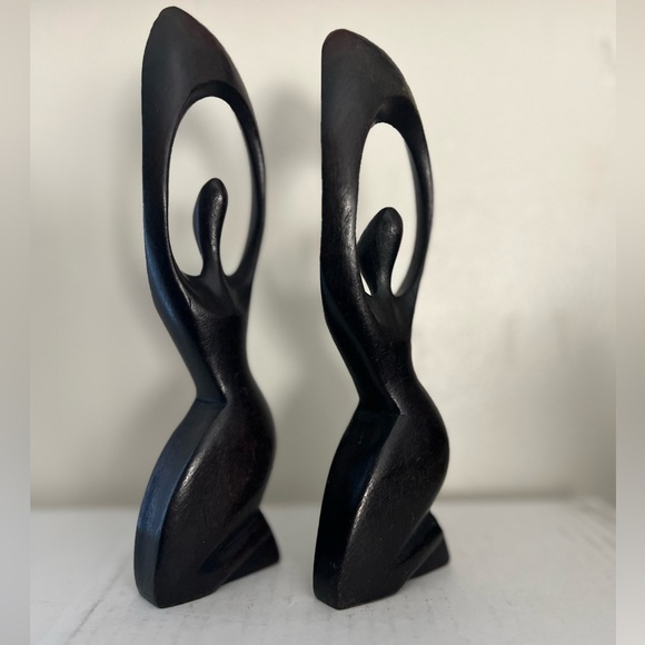 West African Hand-Carved Tribal Wooden Feminine Figurines. - Picture 3 of 4